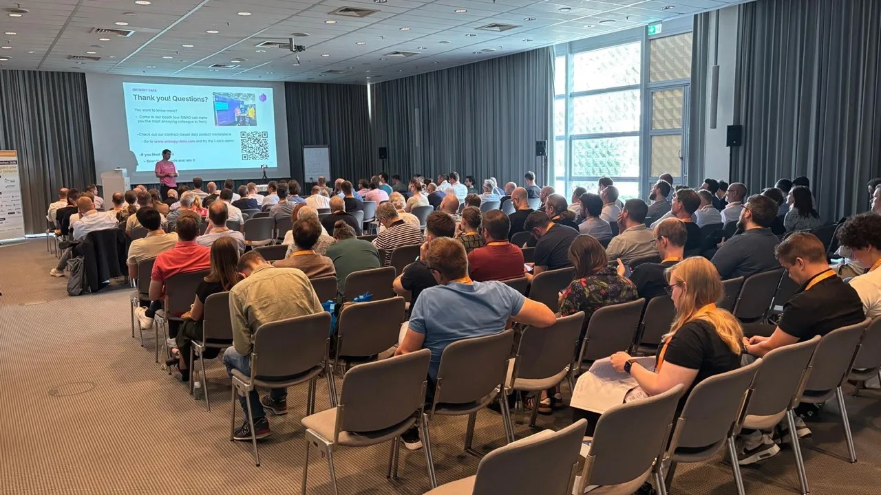 Dr. Simon Harrer presenting Open Standards for Data Products at TDWI München 2026